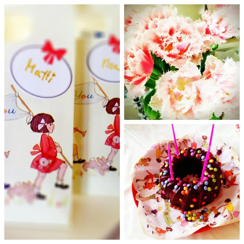 Tulpen, farbenfrohe Mitgebseltüten und ein Stück Schokoladenkuchen