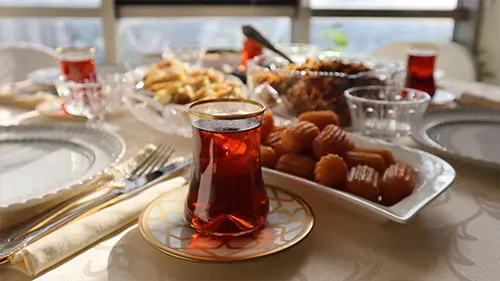 Türkische Teestunde mit einer Auswahl an Gebäck und Tee