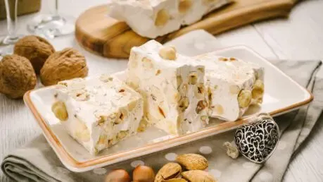 Türkischer Honig auf einem Teller, geschnitten in Würfel und mit Puderzucker bestäubt