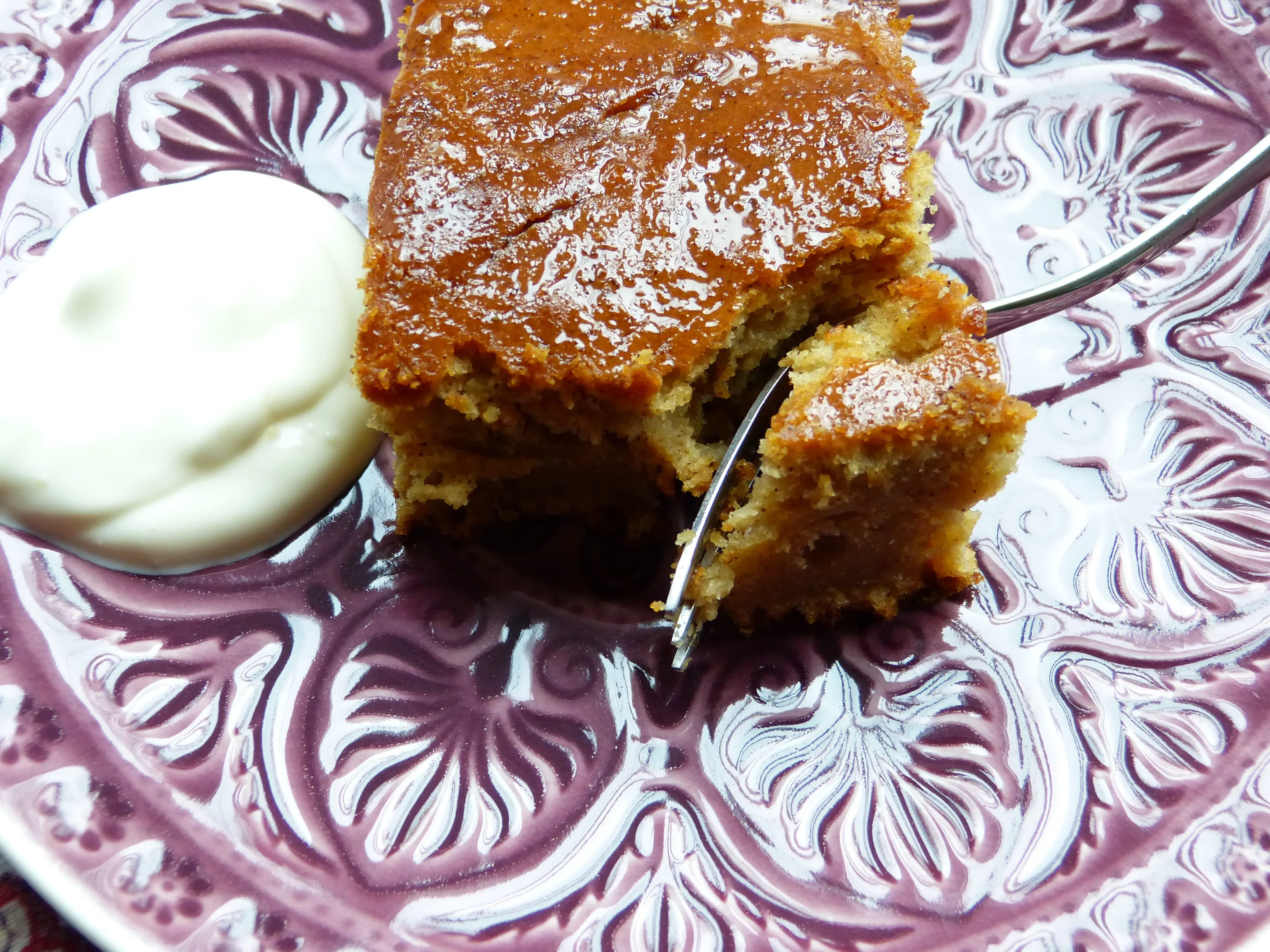 Türkischer Kaffee-Joghurt-Kuchen auf einem Teller mit Crème fraîche