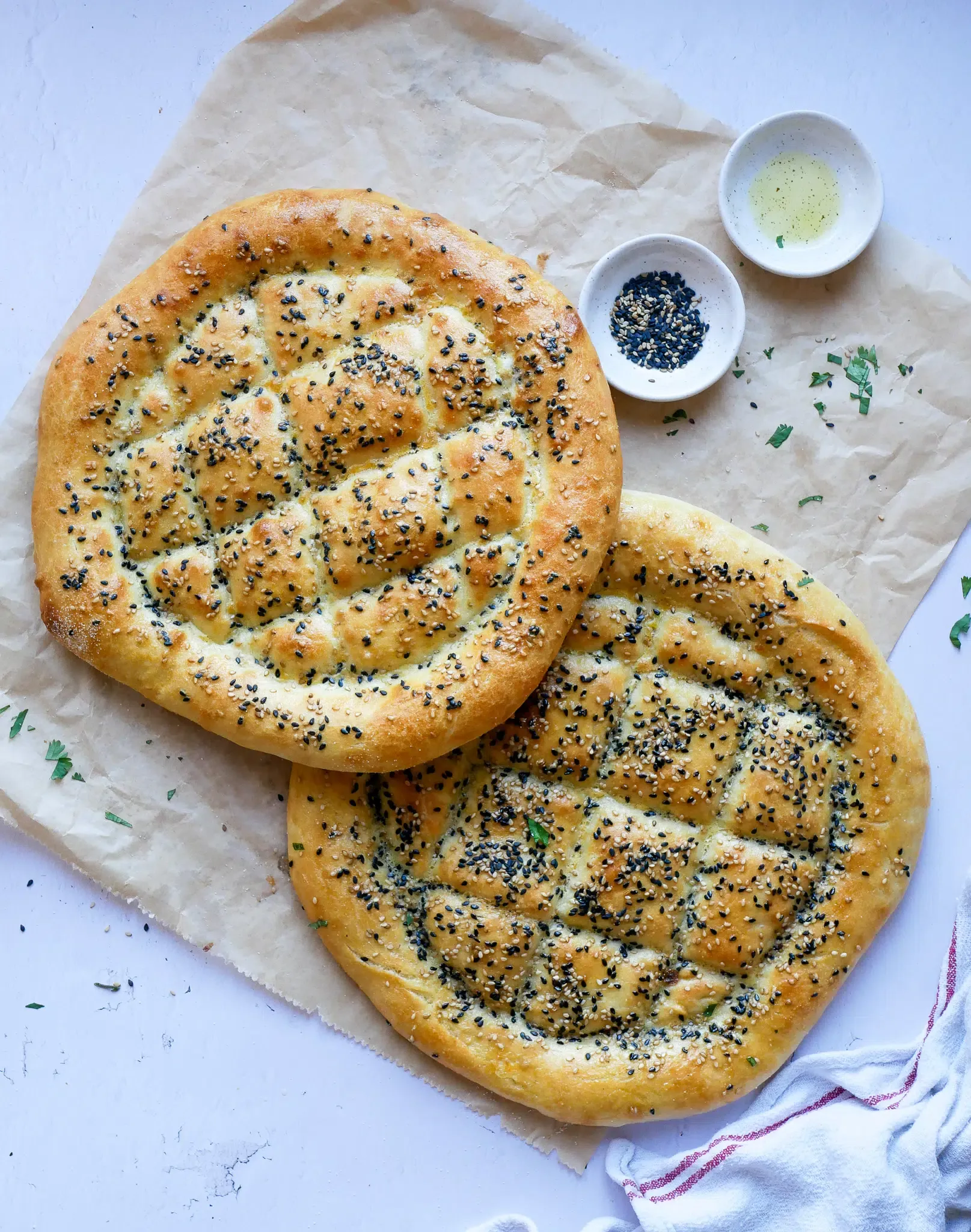 Türkisches Fladenbrot auf einem Holzbrett