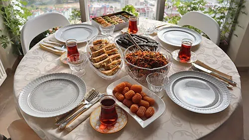 Türkisches Teestundenmenü mit Kisir Salat