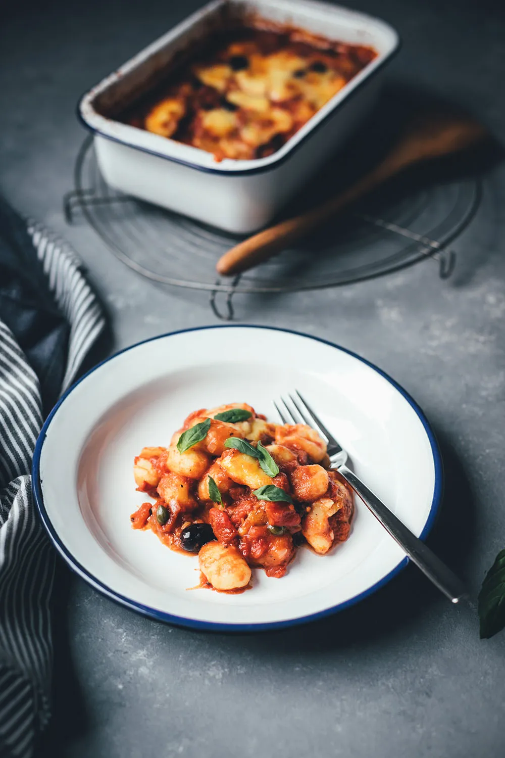 Überbackene Gnocchi alla puttanesca mit Mozzarella