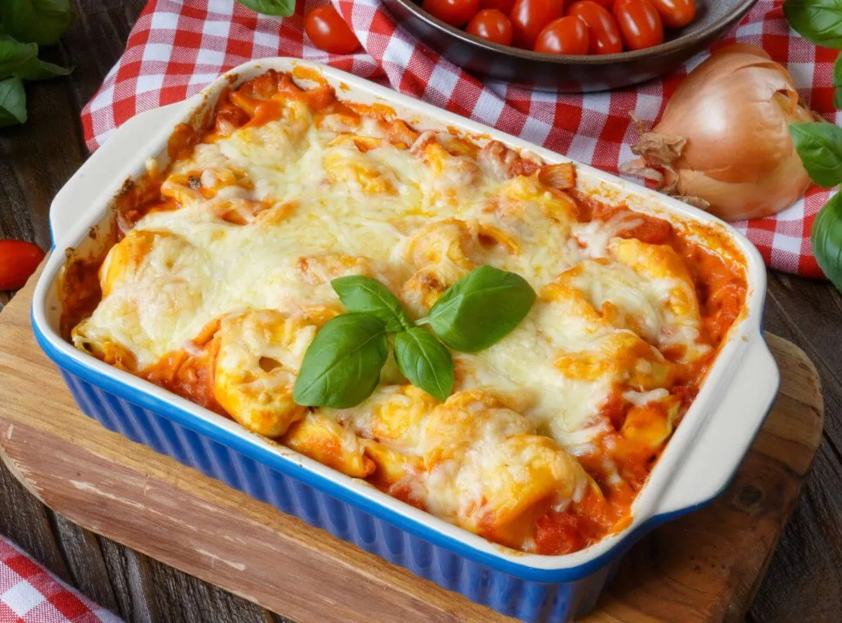 Überbackene Tortellini al Forno mit Käse und Tomatensauce