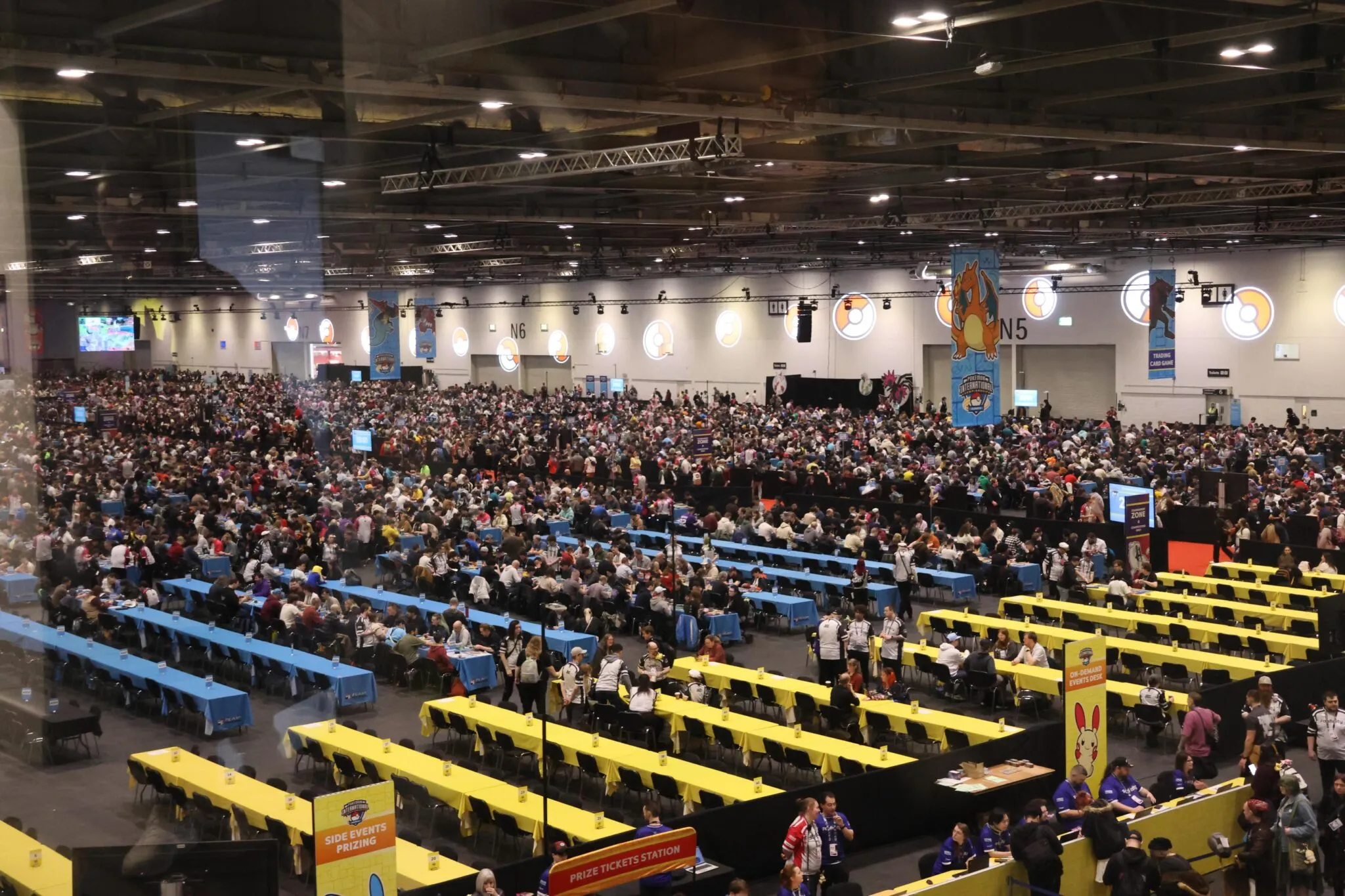 Überblick über die Pokemon EUIC mit vielen Menschen