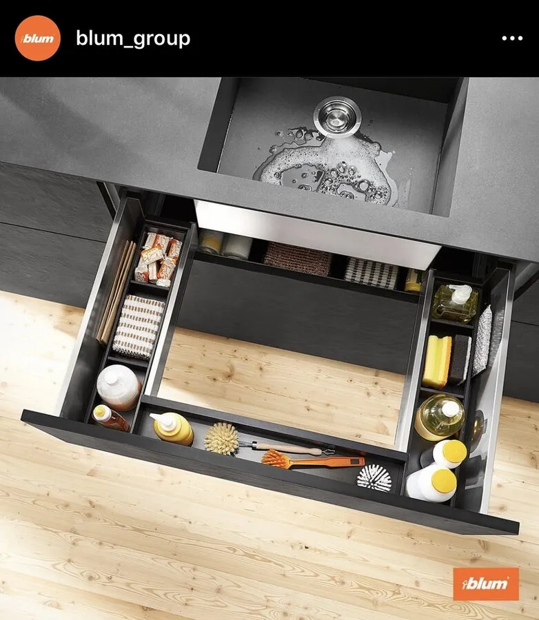 Überdimensionierter Spülenausschnitt im Auszug eines breiten Unterschranks