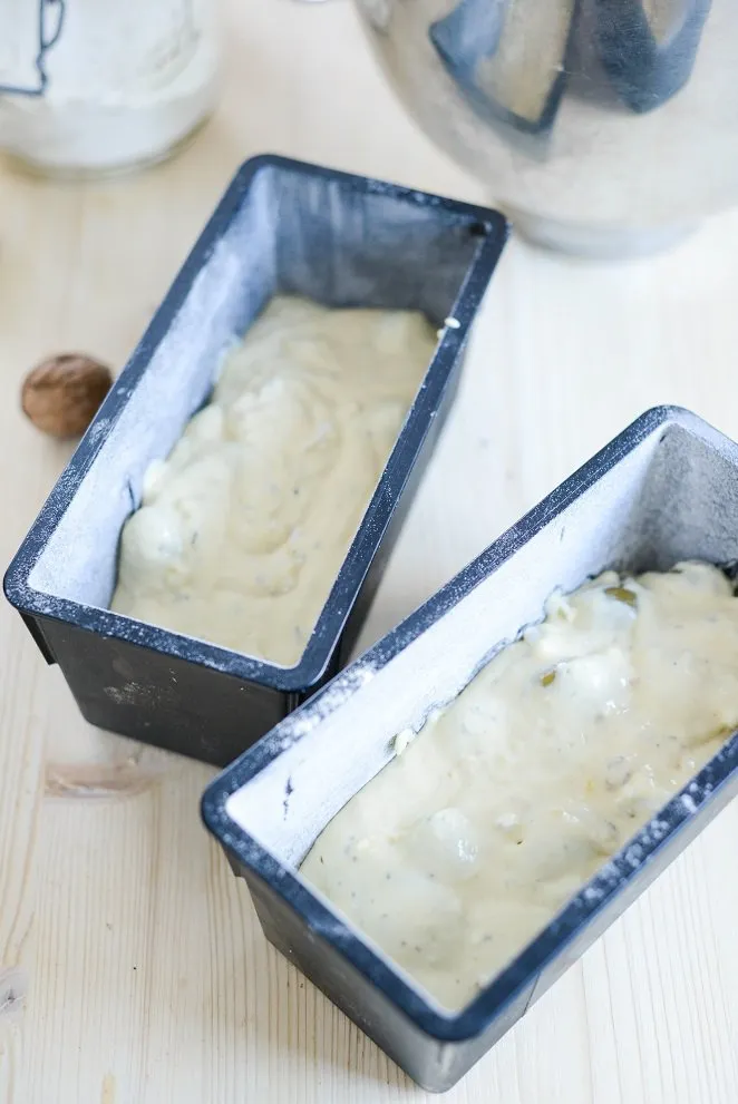 Ungebackener herzhafter Kuchen in einer Kastenform, bereit für den Ofen