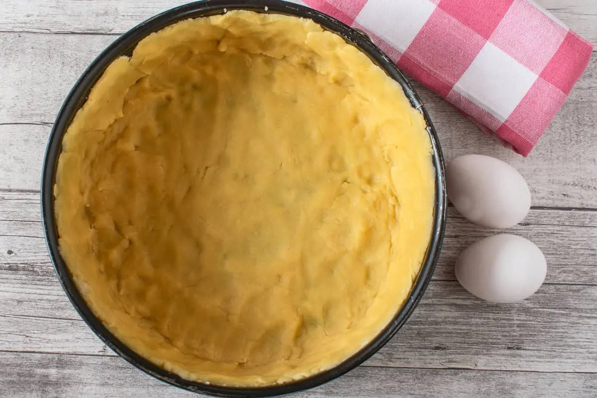 Ungebackener Mürbeteigboden in einer Springform