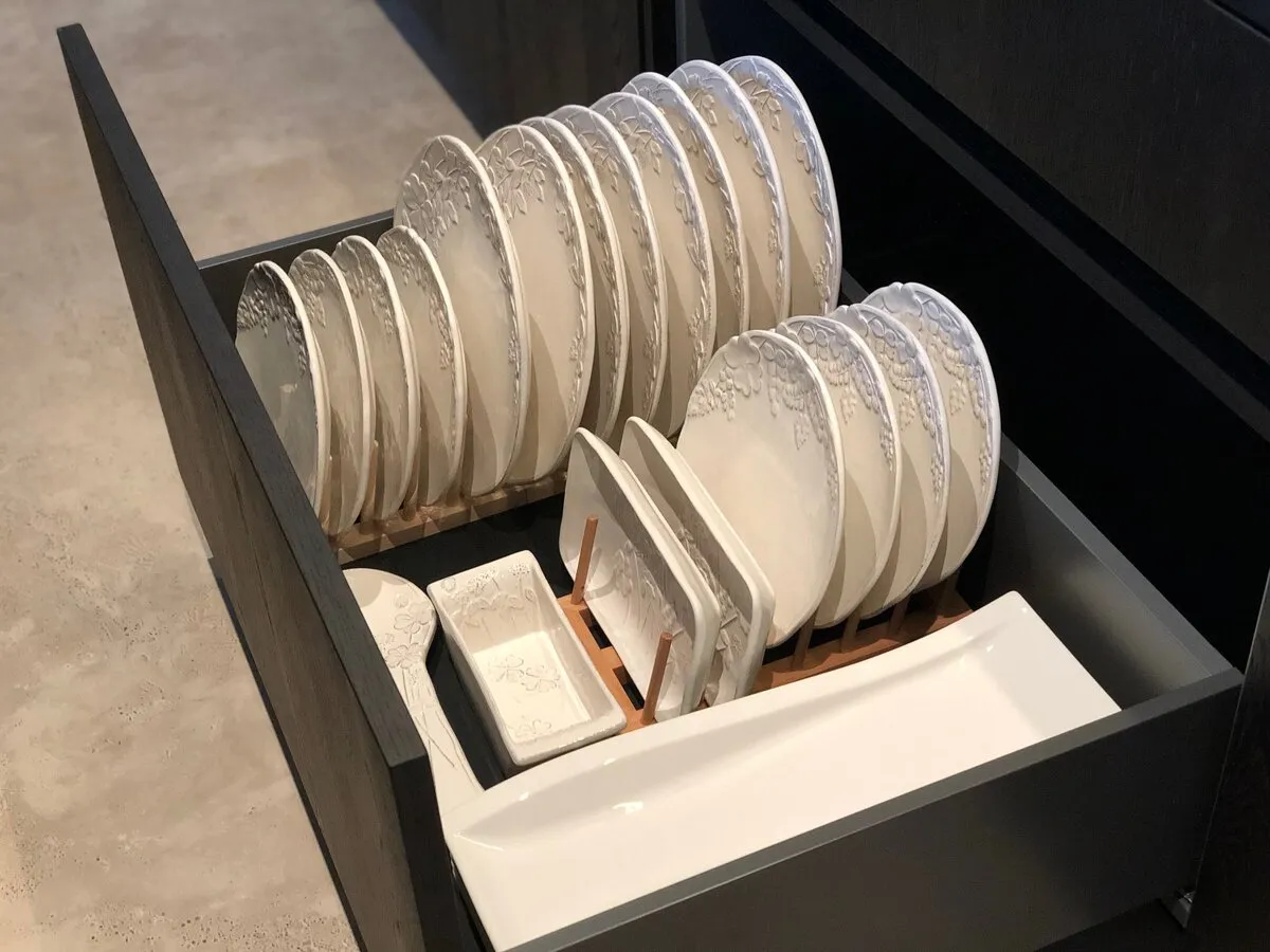 Unterer Auszug mit praktischem Tellerdepot direkt unter der Spülmaschine