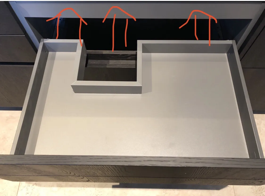 Unterschrank mit durchgehender Traverse und asymmetrisch platziertem Spülbecken