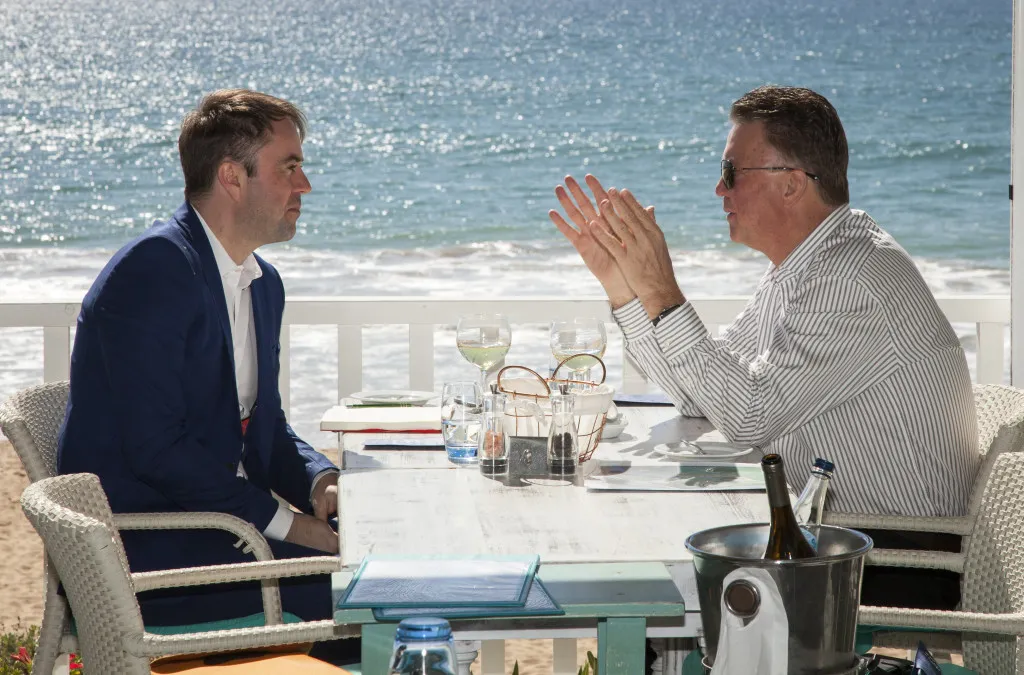Van Gaal am Tisch mit Blick auf das Meer