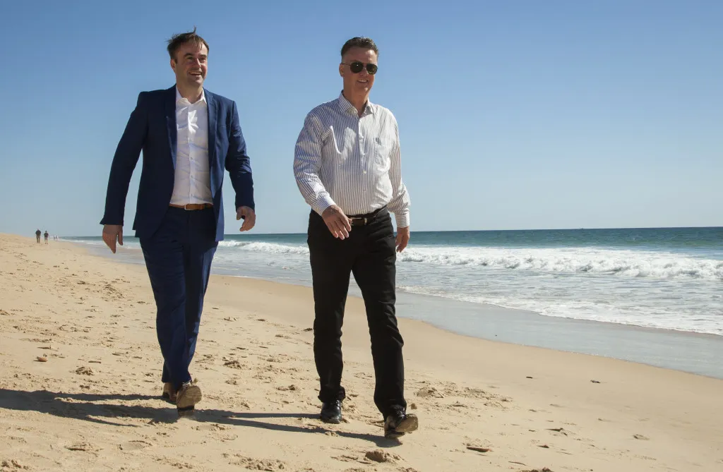 Van Gaal in einem Polohemd an einem Tisch sitzend