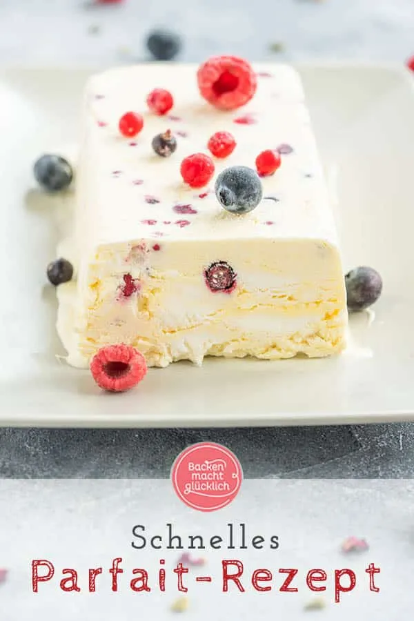 Vanille Parfait auf einer Kuchenplatte