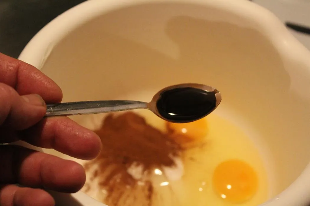 Vanillepaste und Zimt werden zu den Eiern und dem Zucker gegeben