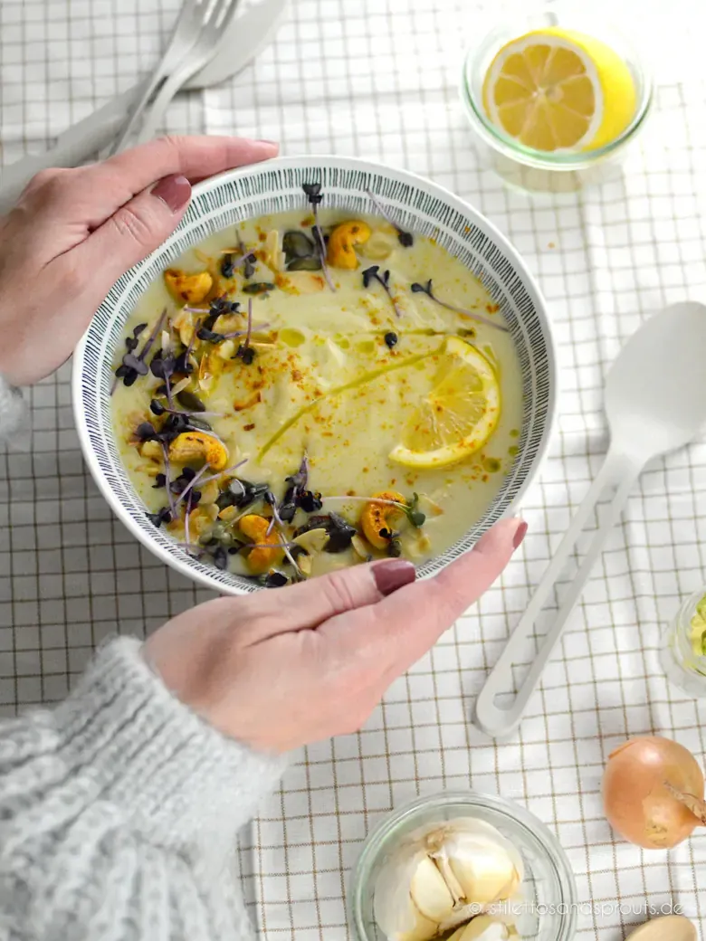 Vegane Blumenkohlsuppe mit Tahini und Avocado