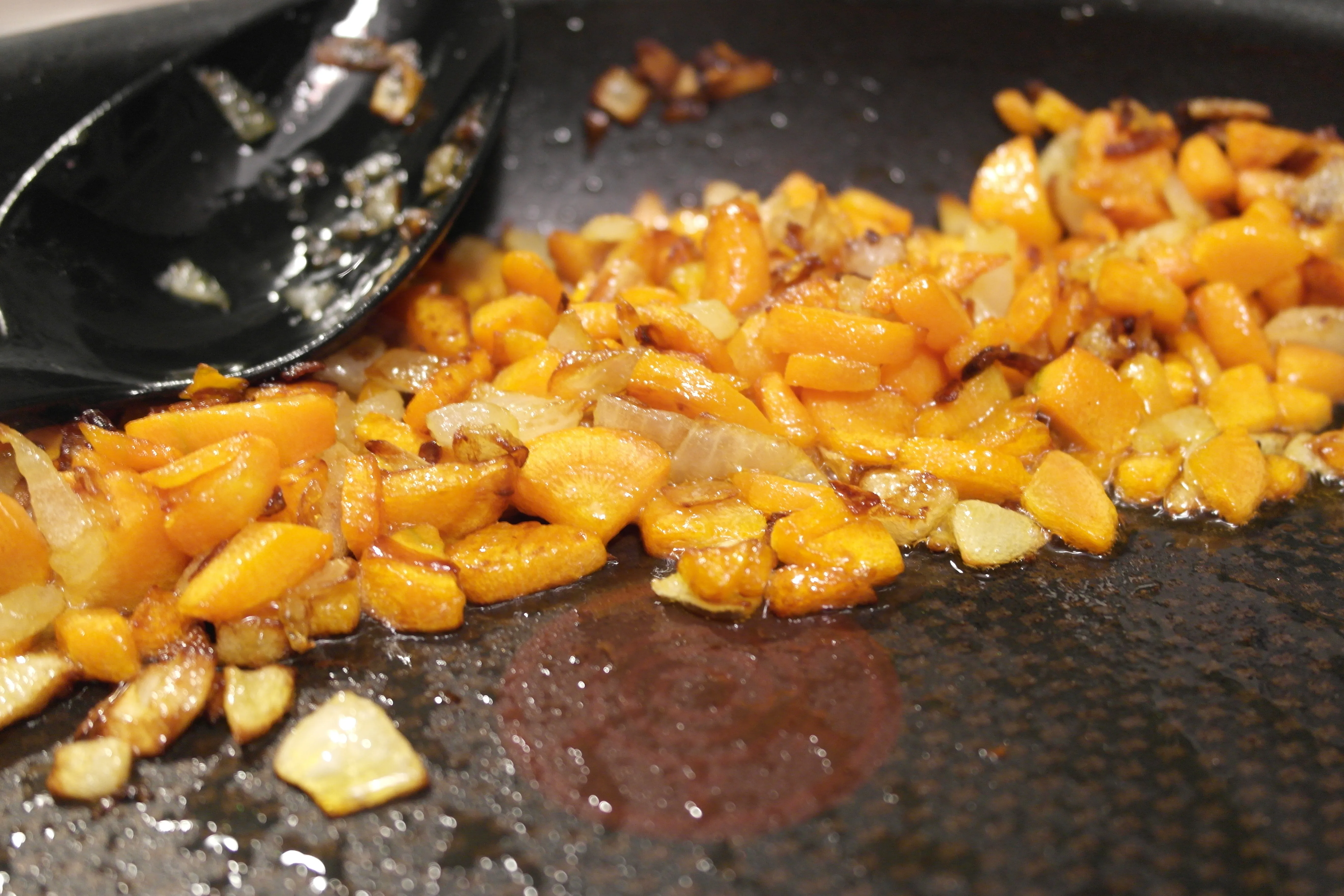 Vegane Bratensoße in einer Soßenkanne mit Rosmarin und Zwiebeln