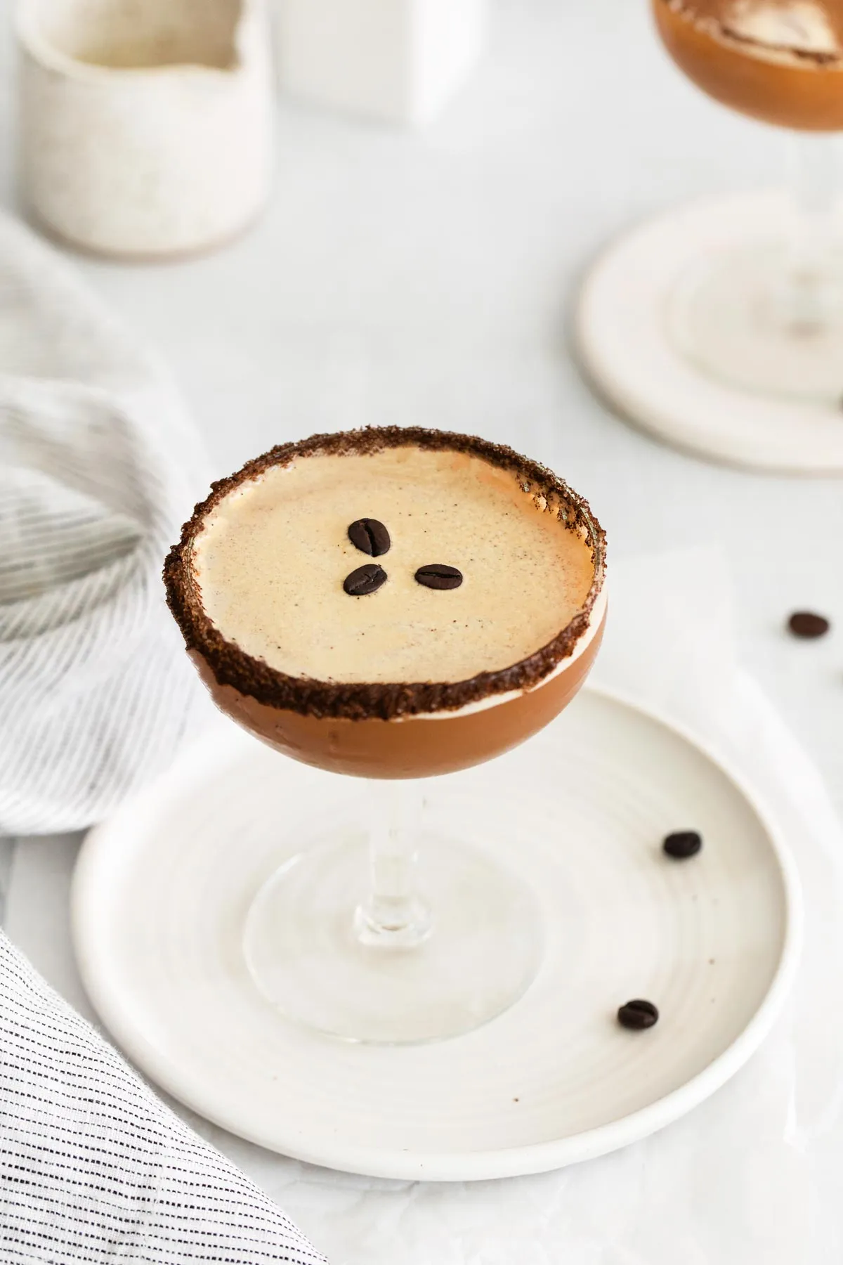 Vegane Espresso Martini in einem Martiniglas, garniert mit Kaffeebohnen