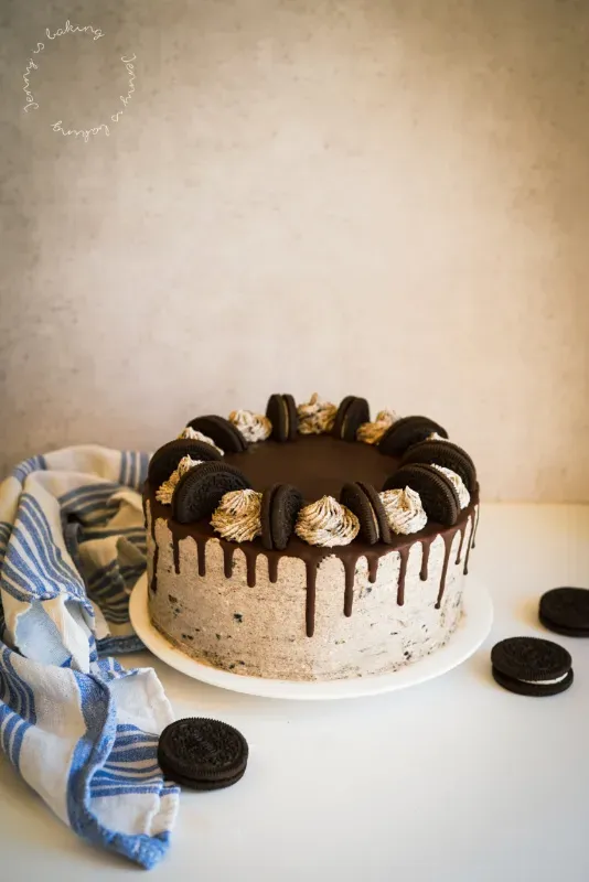 Vegane Oreo Torte mit Schokoganache und Oreo-Hälften dekoriert