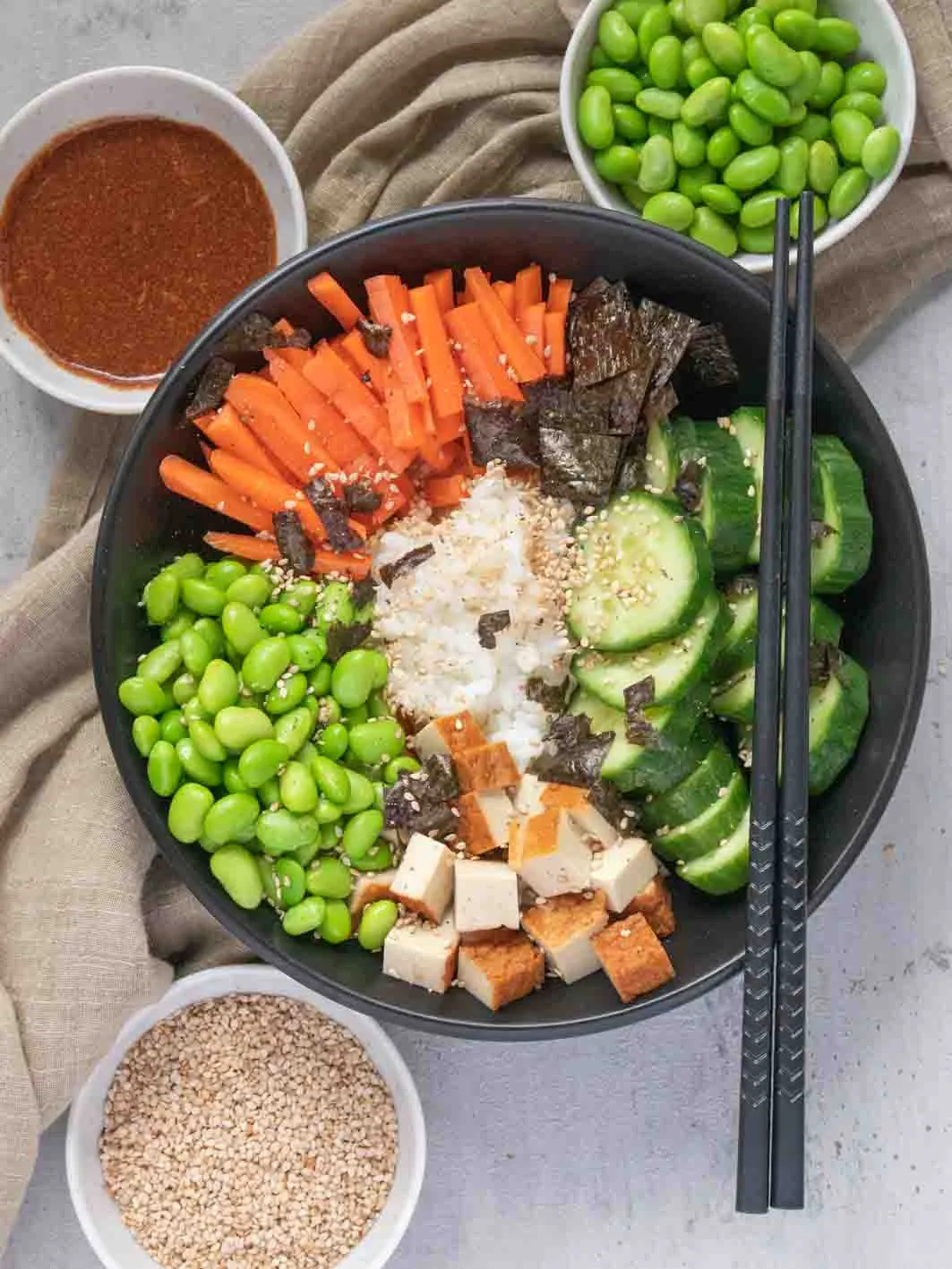 Vegane Sushi Bowl mit Tofu, Edamame und Reis, ein nährstoffreiches Mittagessen