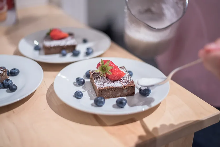 Vegane Süßkartoffel-Brownies garniert mit Kokosmilchschaum und Beeren