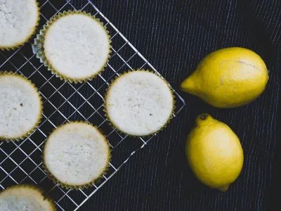 Vegane Zitronenmuffins auf Kuchenblech