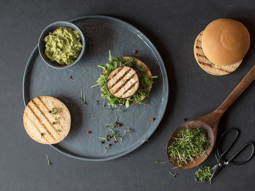 Veganer Burger mit Schär glutenfreiem Brötchen