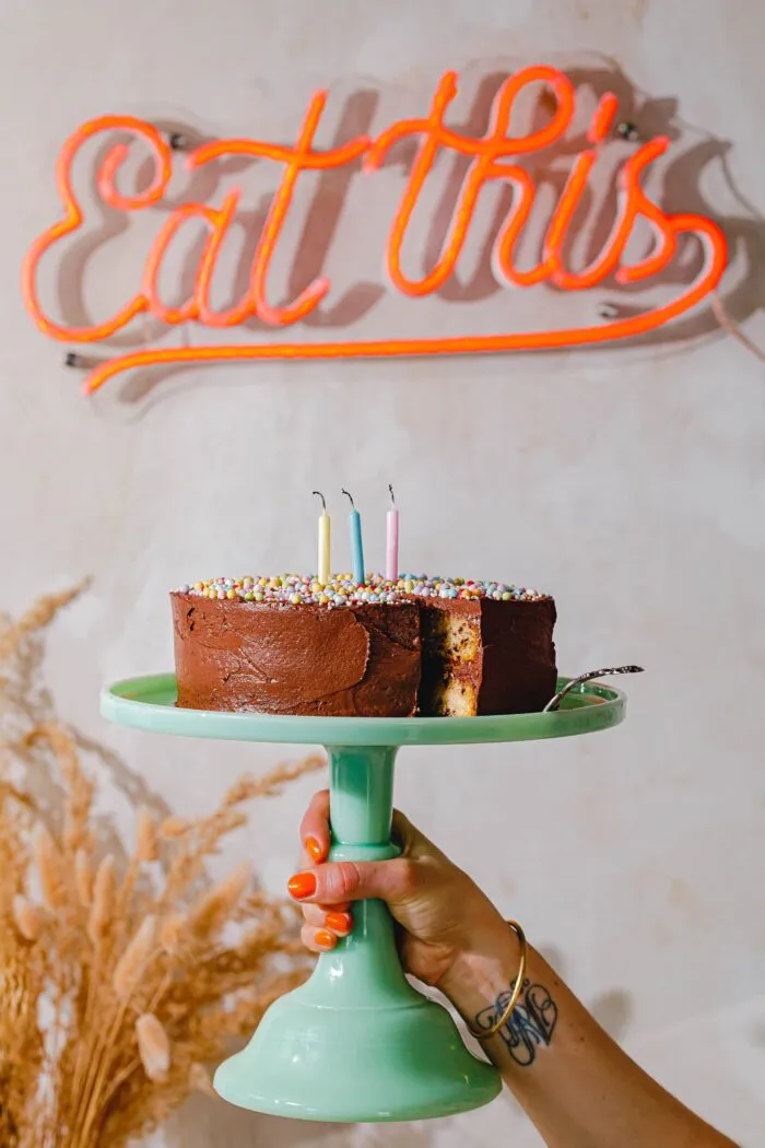 Veganer Geburtstagskuchen mit Schoko-Frosting