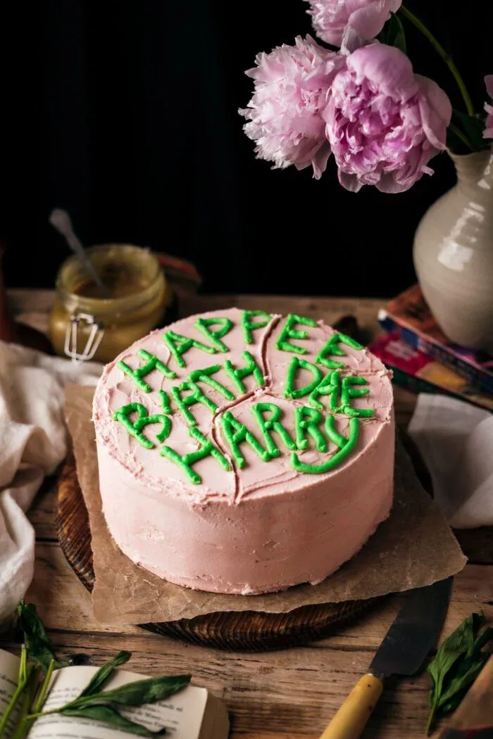 veganer Harry Potter Geburtstagskuchen auf einem Teller