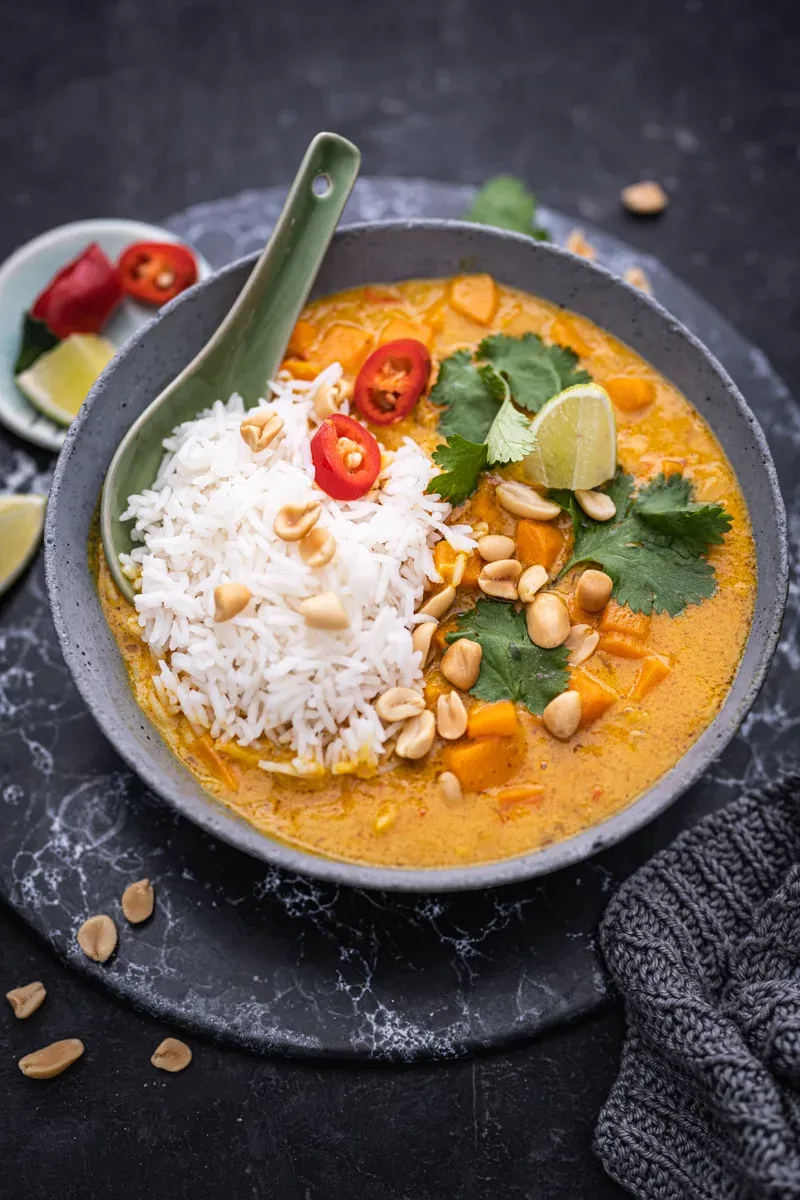 Veganes Erdnuss-Curry mit Süßkartoffel
