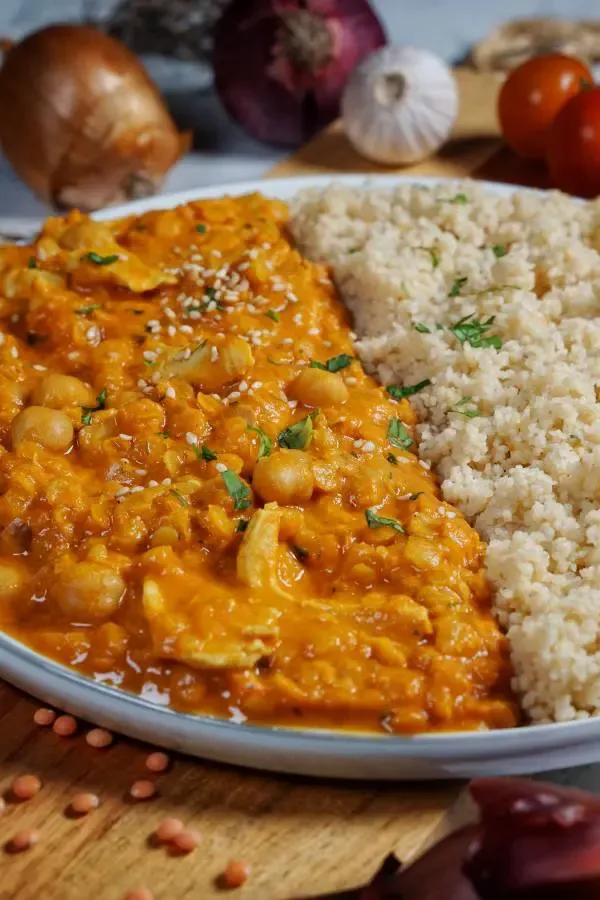 Veganes rotes Linsen Curry mit Reis und Kokosmilch