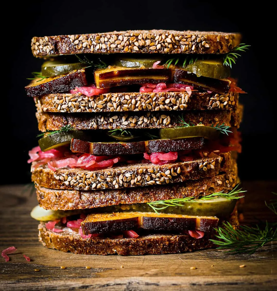 Veganes Sauerkraut-Sandwich mit Räuchertofu und cremigem Dressing