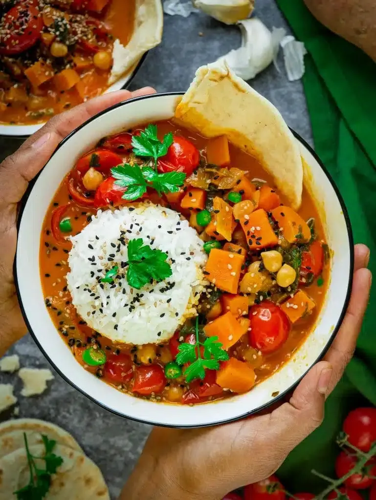 Veganes Süßkartoffel-Curry in einer Schüssel