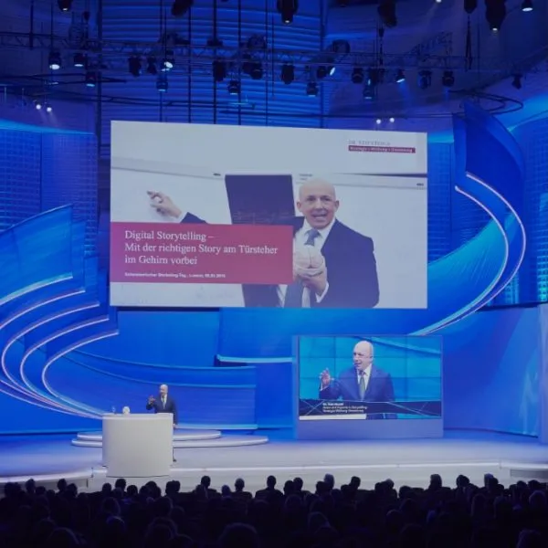 Veit Etzold begeistert sein Publikum mit einer dynamischen Keynote