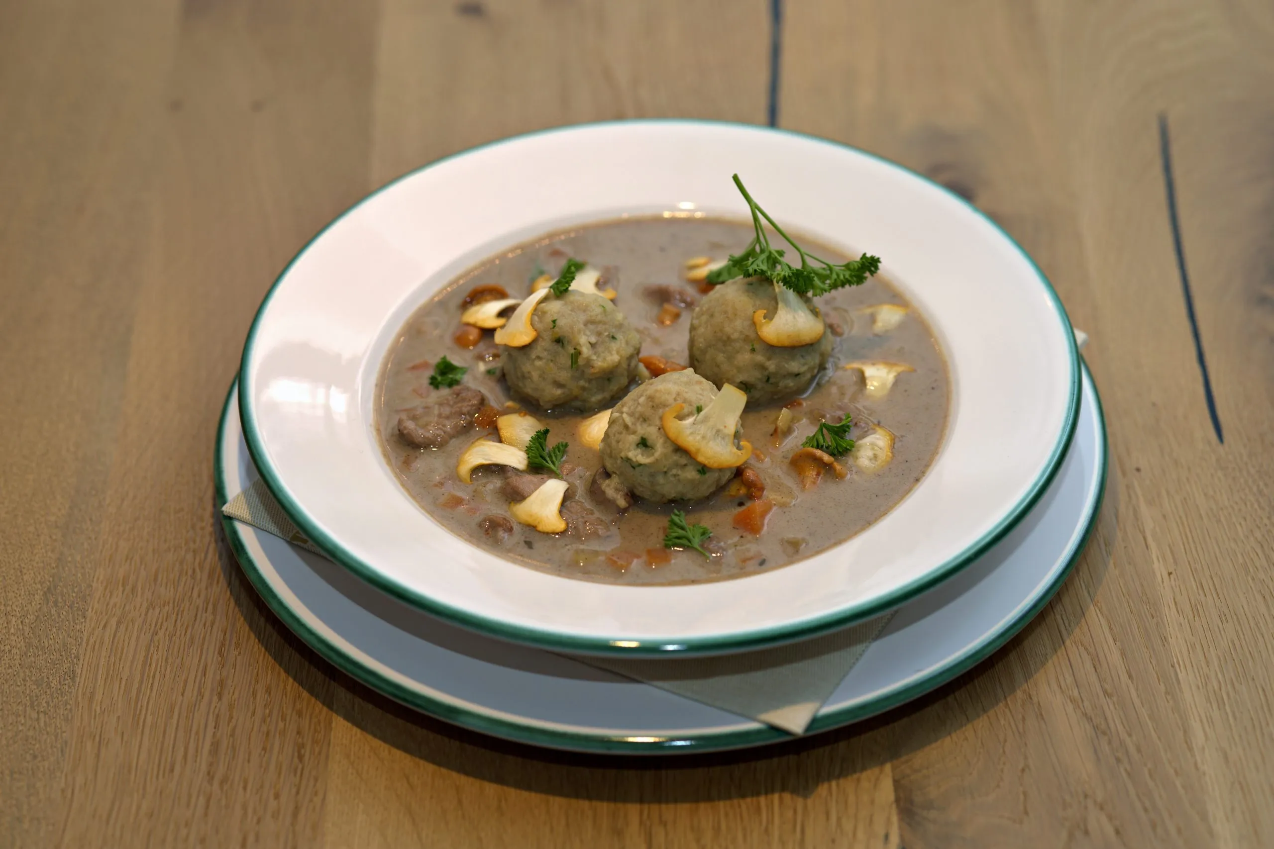 Velouté vom Fasan mit Wurzelgemüse und Bröselknödel