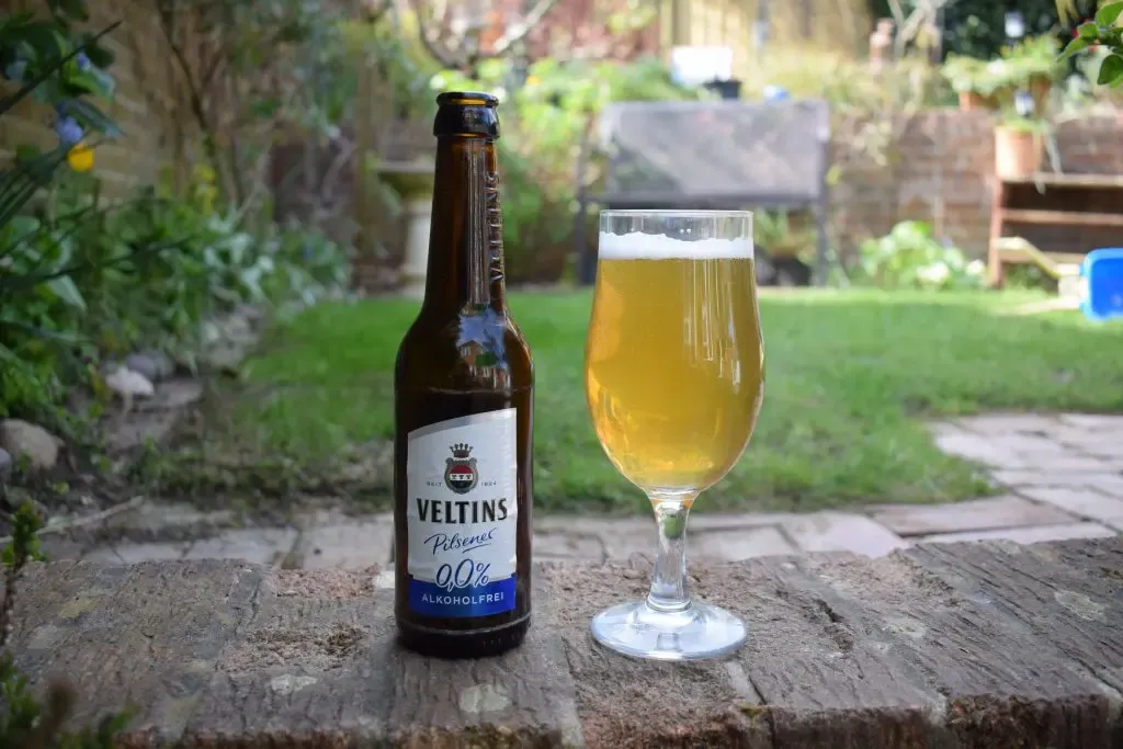 Veltins Alkoholfrei Pilsner im Glas und in der Flasche