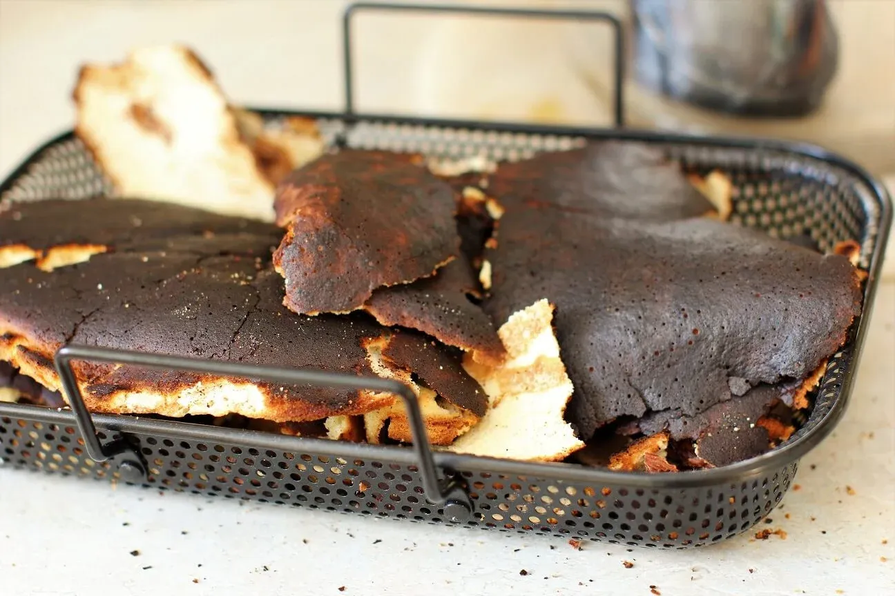 Verbrannte Kuchenstücke abgekratzt