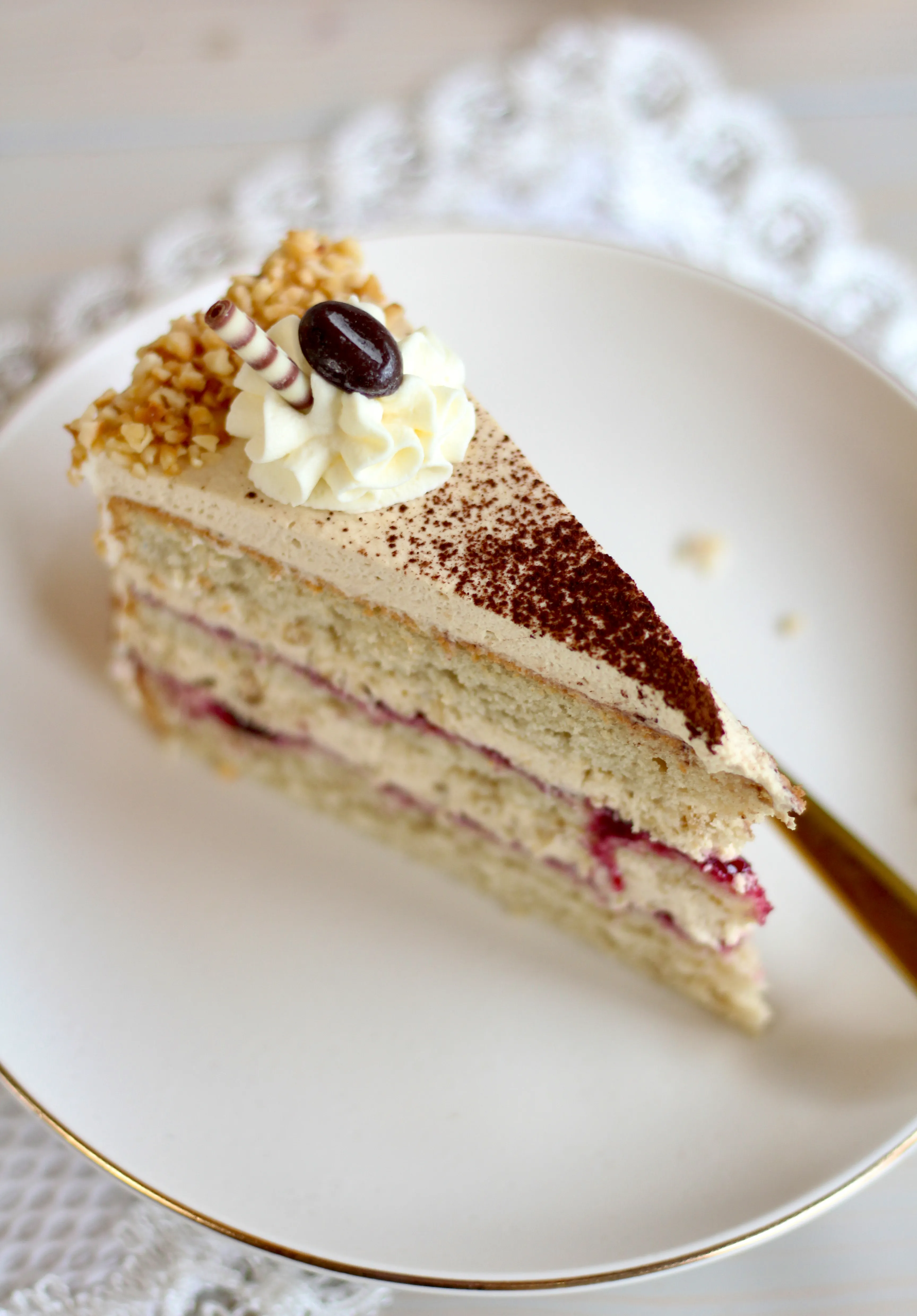 Verlockende Schichten der Cappuccino-Haselnuss-Sahnetorte im Detail