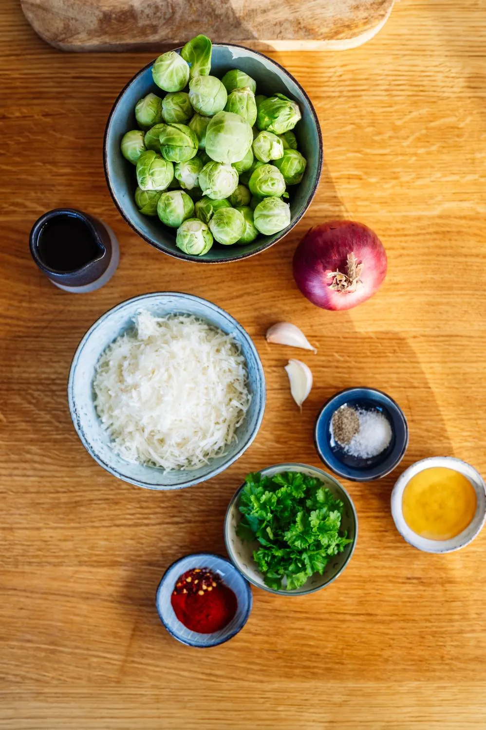 Verschiedene Aufnahmen von Rosenkohl mit Parmesan