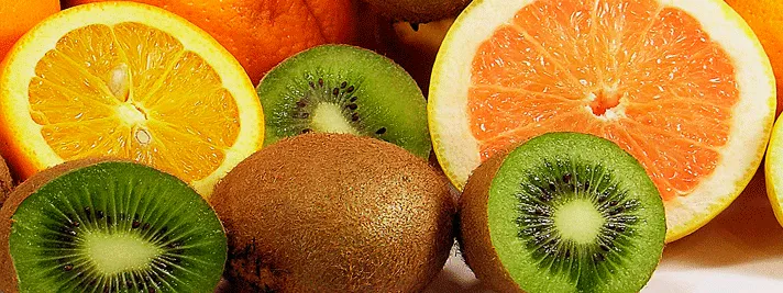 Verschiedene blutdrucksenkende Lebensmittel wie Kiwi und Orangen.