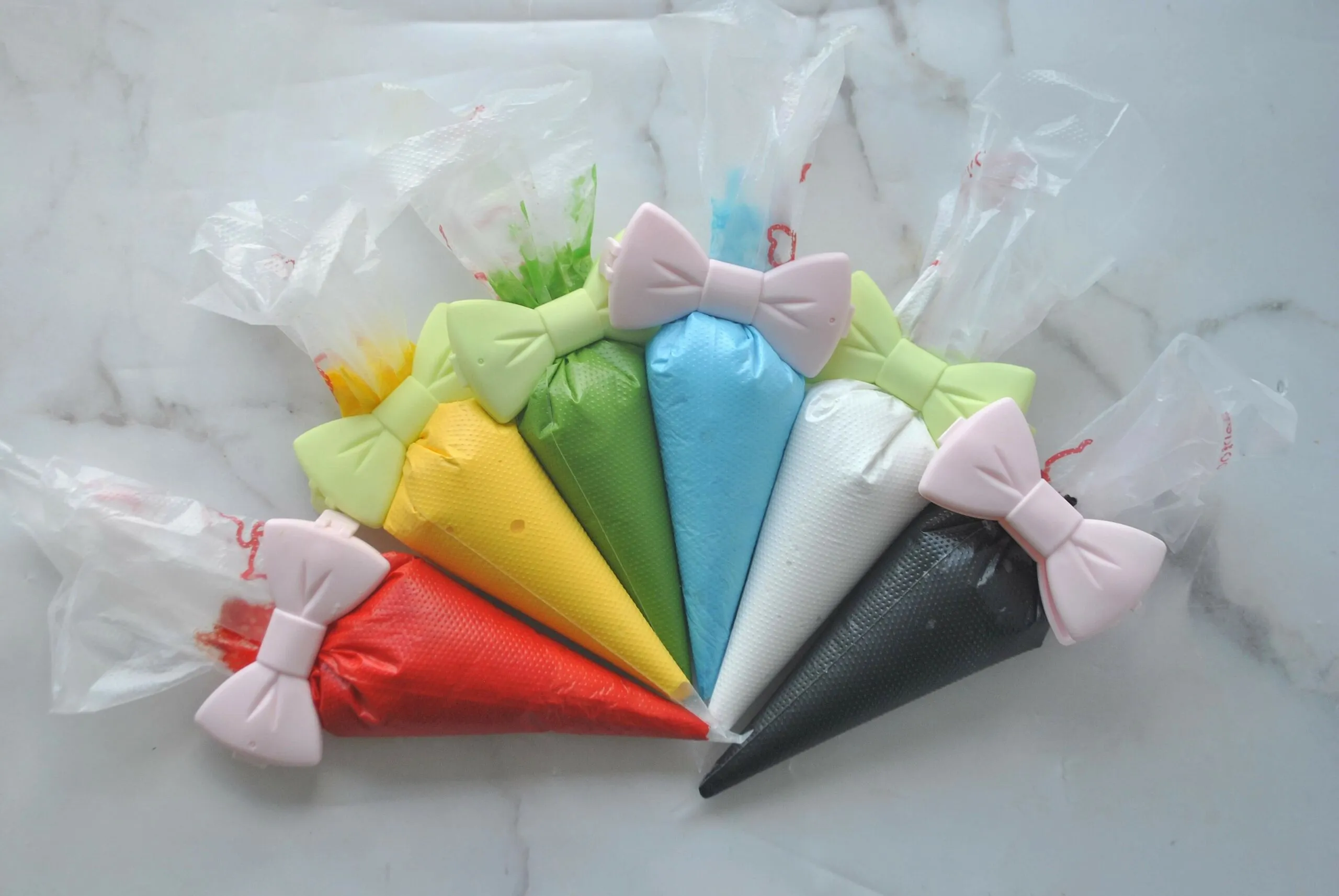 Verschiedene Farben von Royal Icing in Schälchen