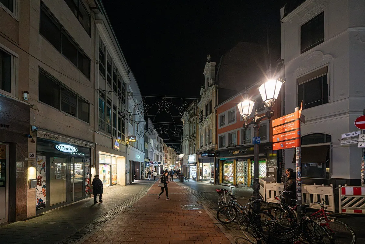 Verschiedene Gebäude in der Innenstadt von Bonn am Abend