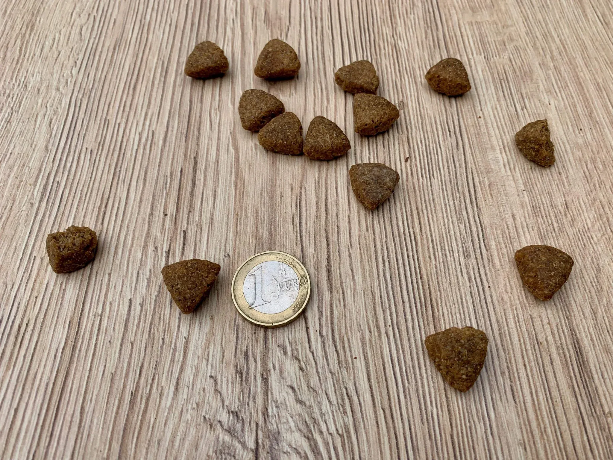 Verschiedene Größen der Bosch Hundefutter Verpackung