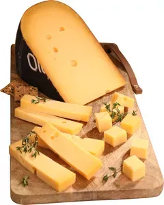 Verschiedene Käsesorten, darunter Butterkäse und Old Amsterdam