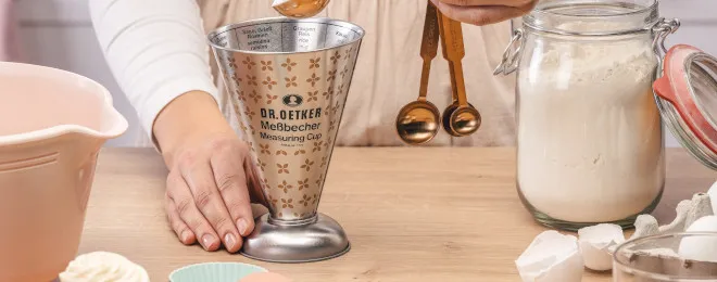 Verschiedene Küchenhelfer auf einem Holztisch