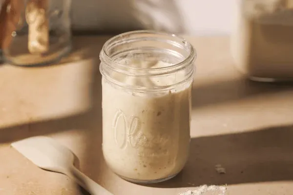 Verschiedene Sauerteigprodukte und Gläser mit fermentierten Lebensmitteln