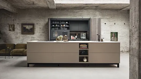 Versteckte Küche von next125 mit Pocket-Schrank und Kochtisch in Beige