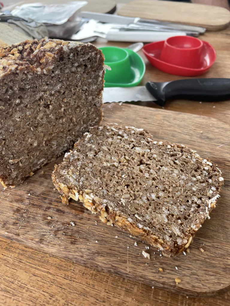 Vertikale Ansicht eines fertigen Hamburger Schwarzbrots