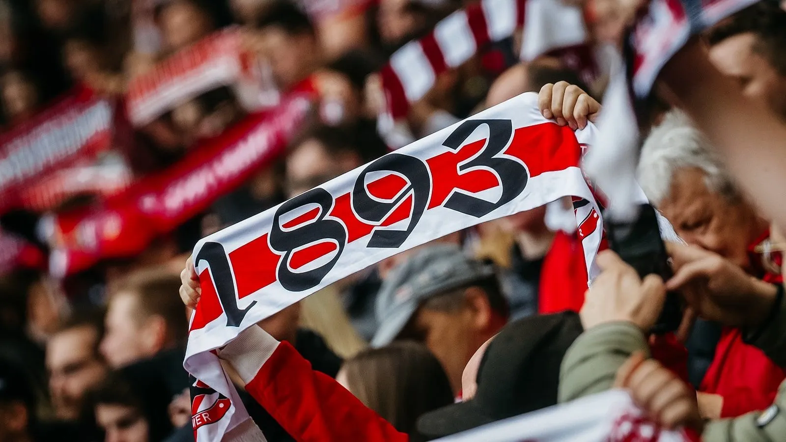 VfB Stuttgart Fanschals zeigen Unterstützung