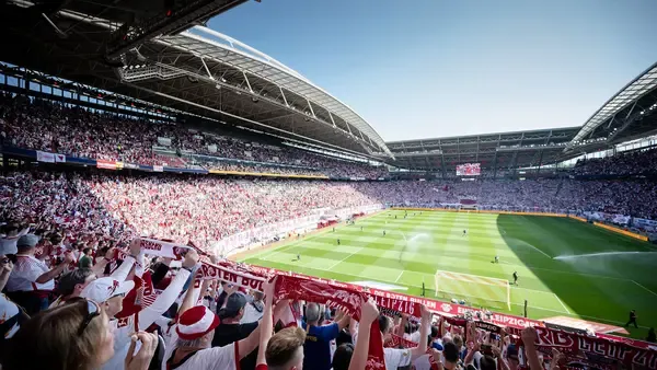Viele Fußballfans in der Red Bull Arena.