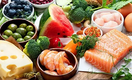 Vielfältige gesunde Lebensmittel auf einem Holztisch